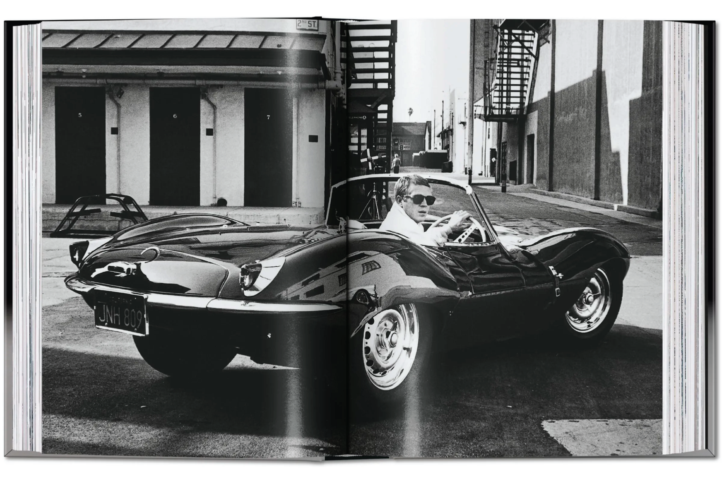
                  
                    TASCHEN Ultimate Sports Cars. 40th Edition
                  
                